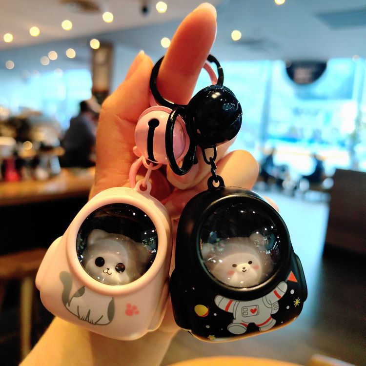 Cute Bear Backpack LED Night Light Keychain, Kawaii Bag Charm Pendant, Mini Atmosphere Light Key Ring, Claw Machine Prize, Small Gift for Kids & Teens